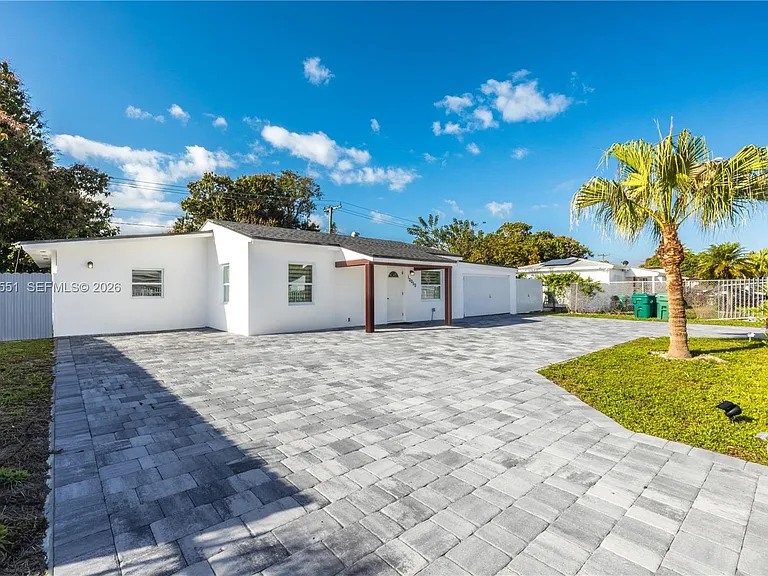 10050 SW 171st St — Photo 3