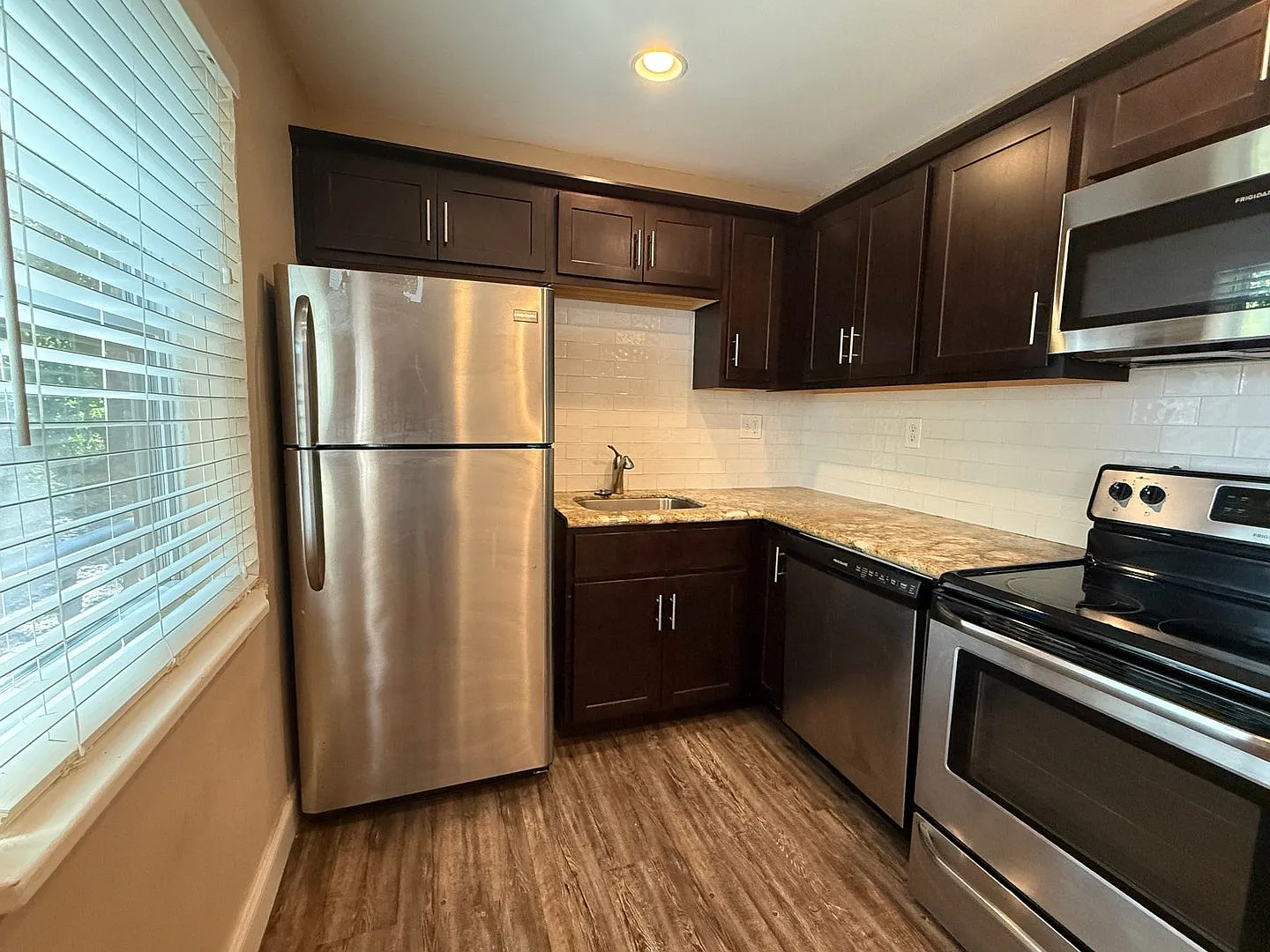Newly Remodeled 1 Bedroom Apartment Near the Plaza District with Free Laundry! — Photo 1