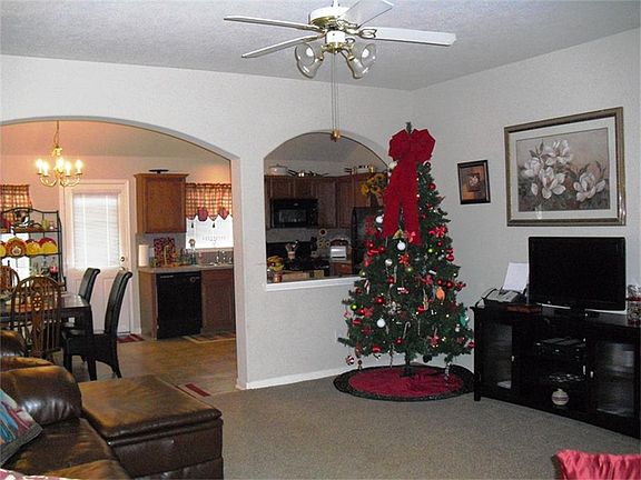 Open Floorplan living to Kitchen!