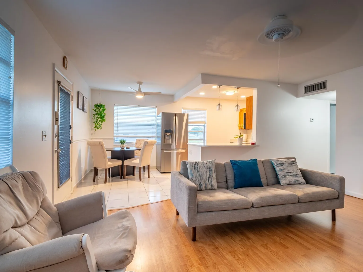 2 bed, 2.0 bath, 907 sqft, $2,050 — Photo 2