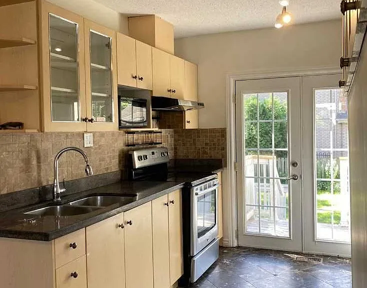 617 The Queensway #MAIN FL — Photo 5