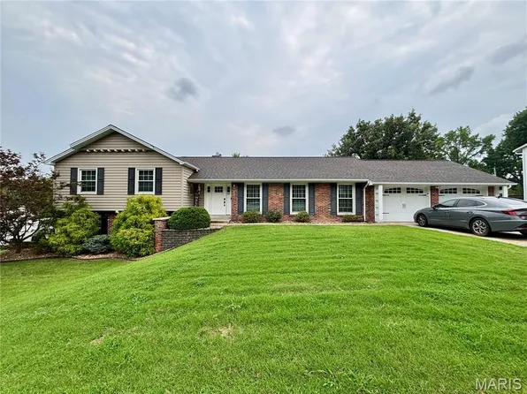 20 Shawnee Dr, Saint Charles, MO 63301