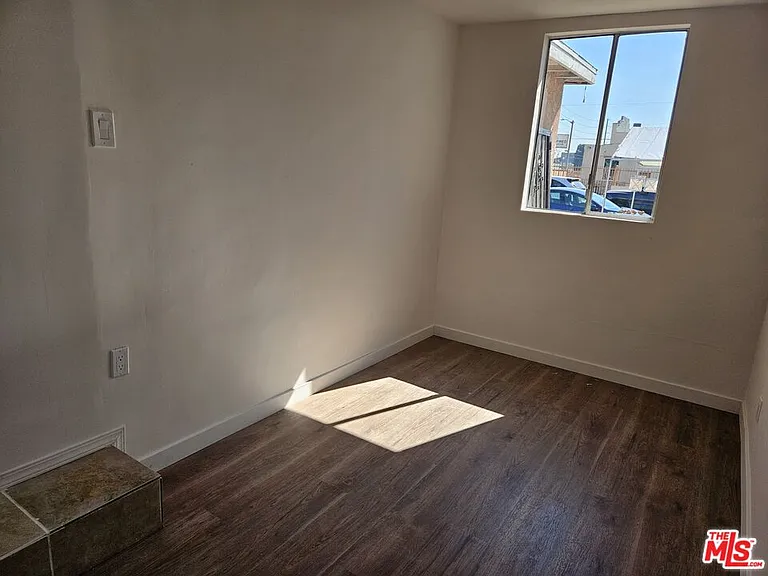 263 E 84th Pl — Photo 15