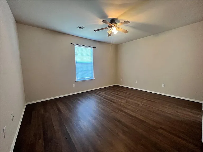 1102 SW Tunbridge Dr — Photo 5