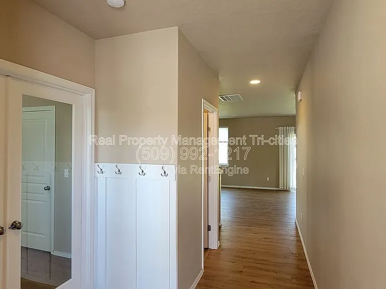 533 Jordan Ln — Photo 2