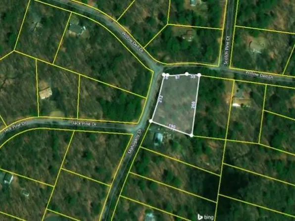 Mahogany Dr, Dingmans Ferry, PA 18328