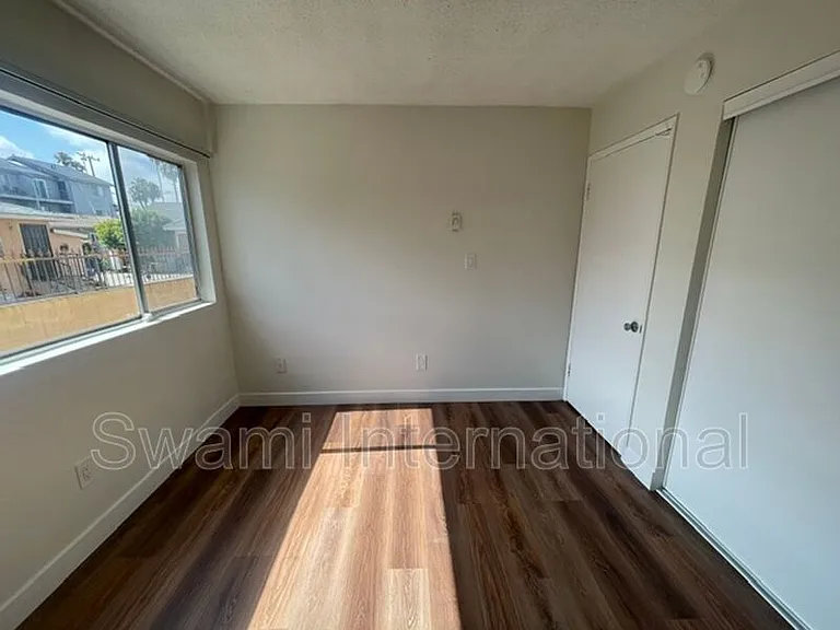 633 E 97th St #1 — Photo 18