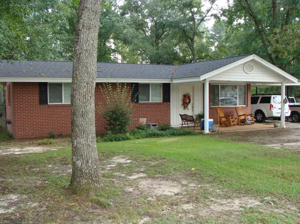 834 E McCarty St, Sandersville, GA 31082