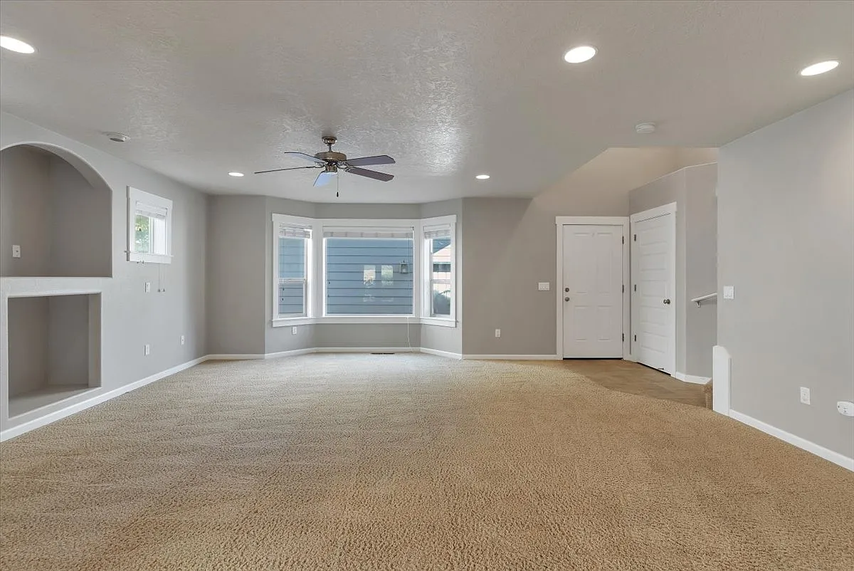 3 bed, 2.5 bath, 1686 sqft, $2,600 — Photo 3
