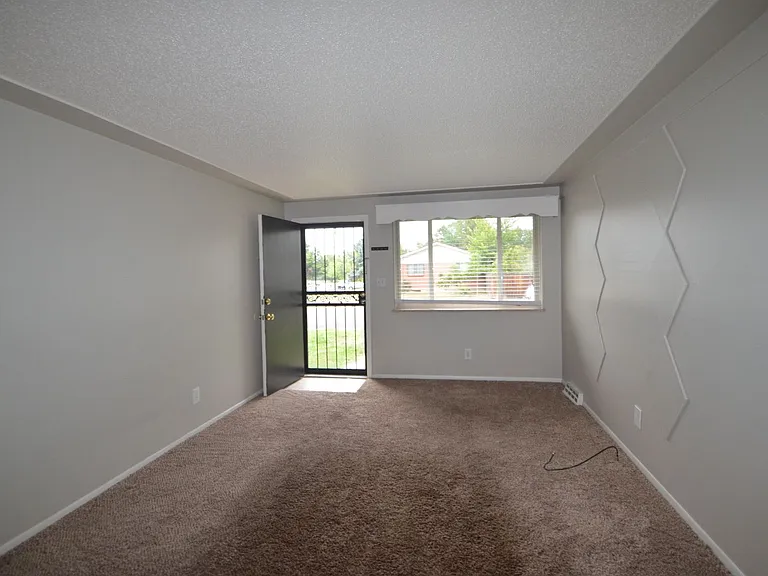 10800-10810 E 4th Way — Photo 9