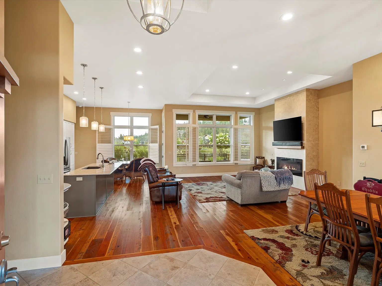 3 bed, 2042 sqft, $3,200 — Photo 4