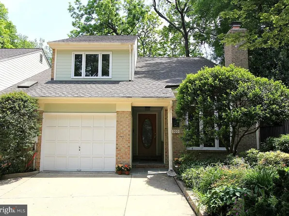 300 Bishops Ct, Falls Church, VA 22046