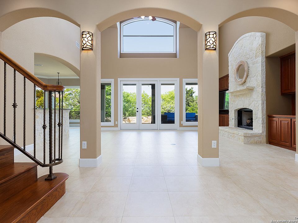 1st image of 135 SCENIC BLUFFS DR