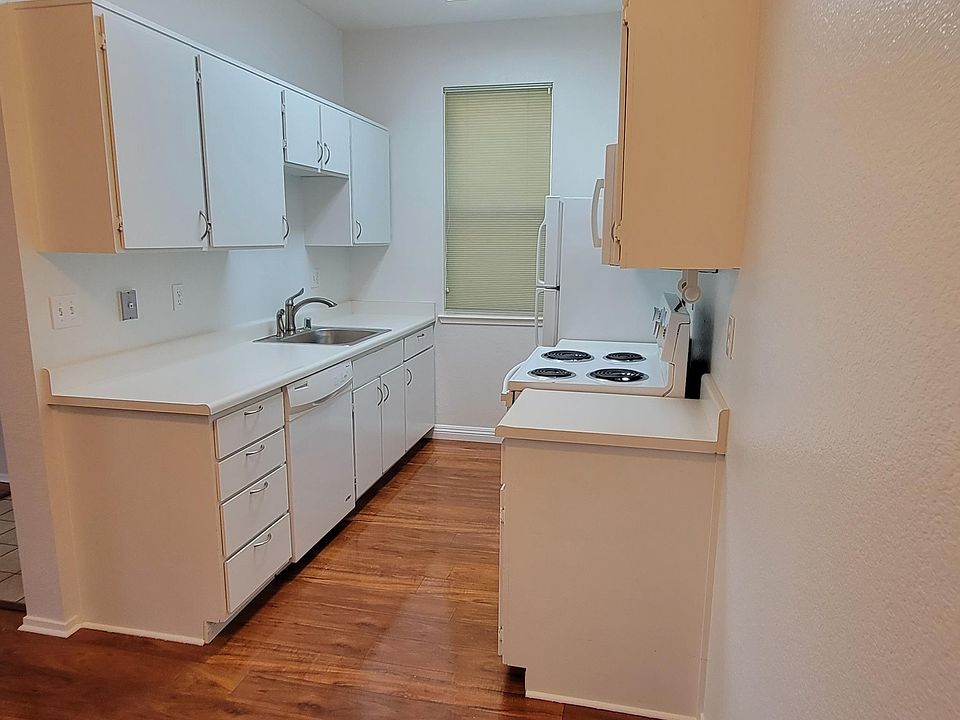 1st image of 121 Shoreline Ct