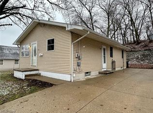 148 Oakwood St, Barberton, OH 44203