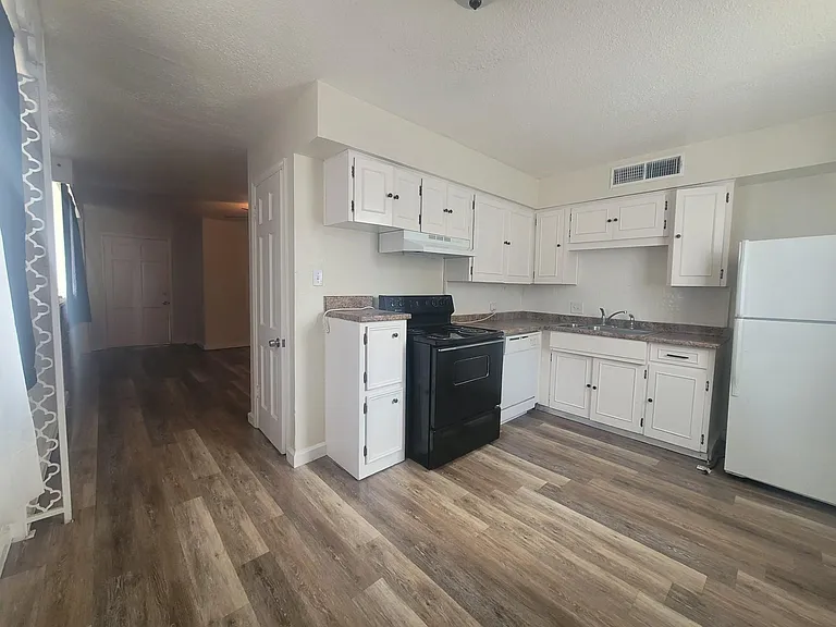 200 S Beaton St #101 — Photo 4