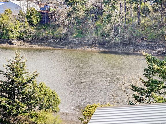 3rd image of 757 Tyee Rd #403