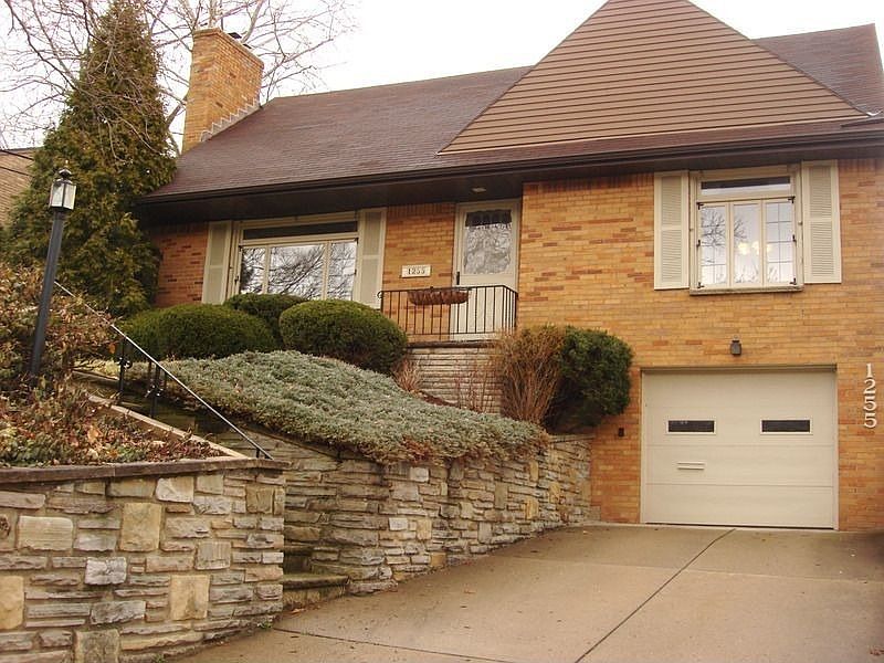 Beautiful Curb Appeal in Cedarhurst A Most Desireable Area in Mt. Lebanon.....