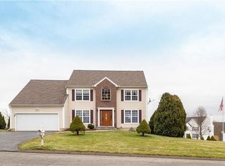 33 Commodore Hull Dr, Derby, CT 06418