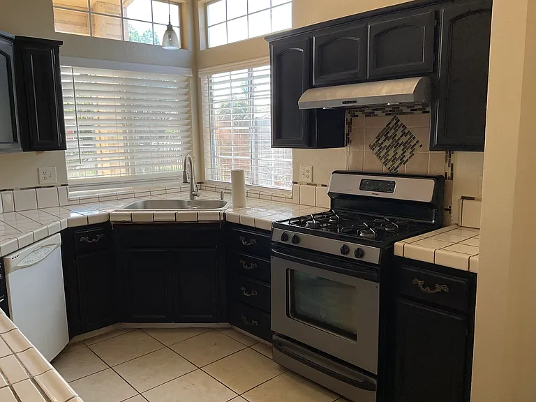 2041 Thompson Ave — Photo 8