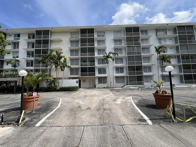 Bahia Vista Condo — Photo 1