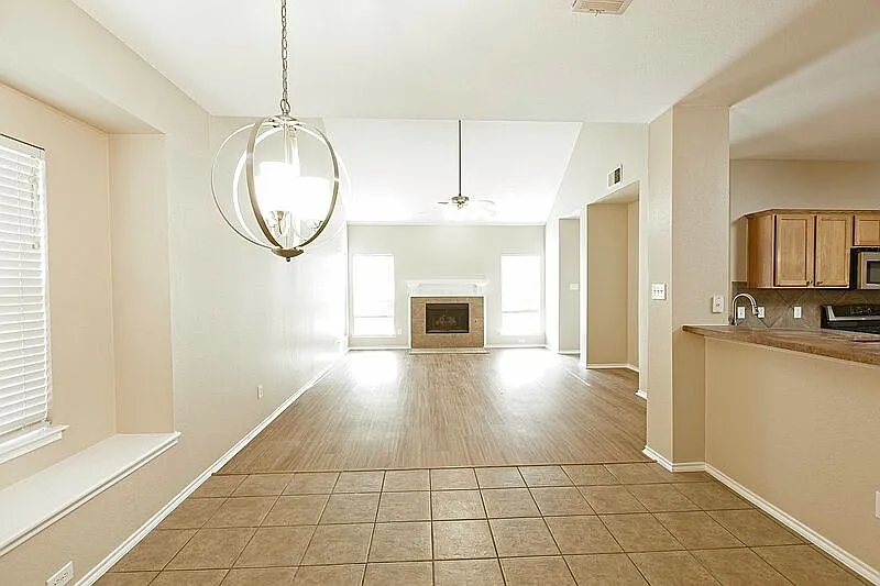 4 bed, 2.5 bath, 2721 sqft, $2,595 — Photo 2