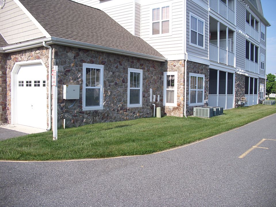 1st Floor, End unit w/garage