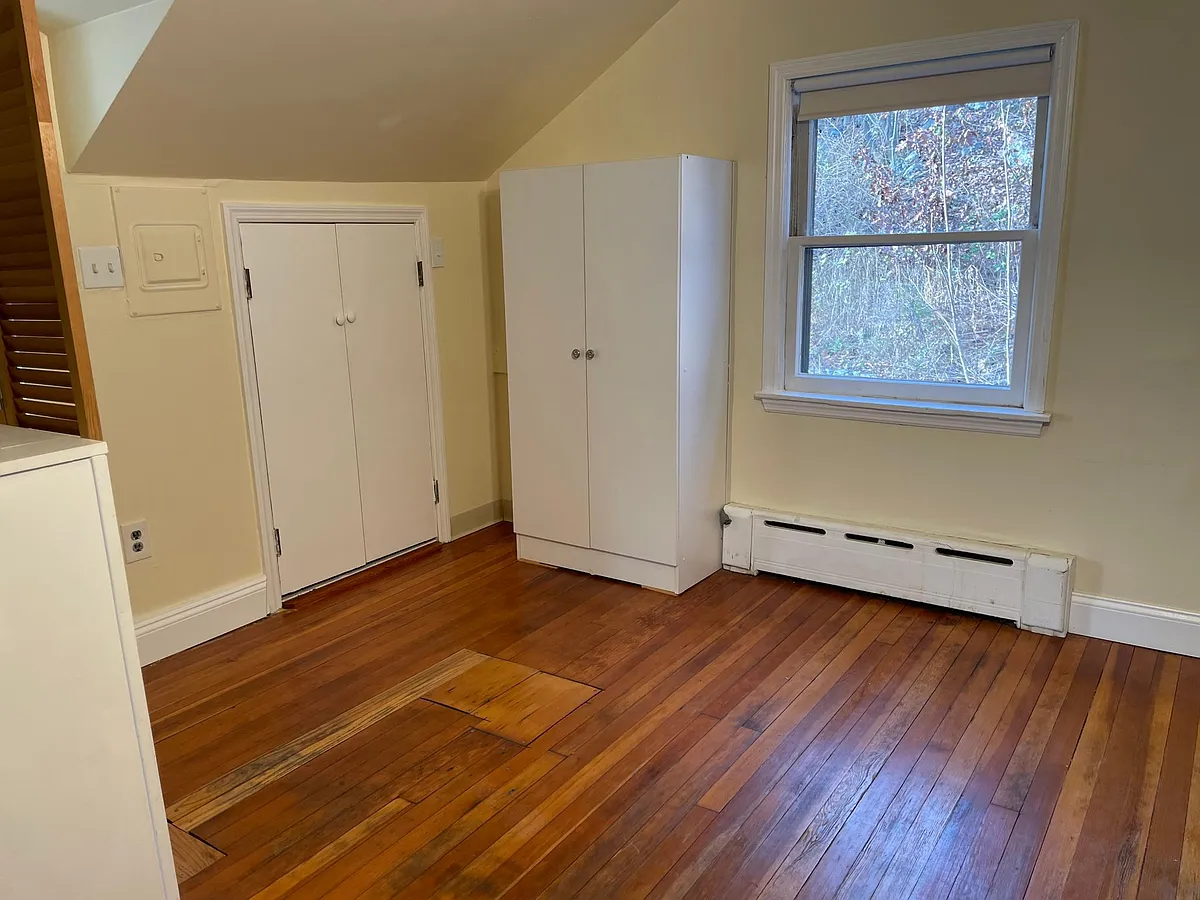 Building Photo - 82 Mearns Ave #3