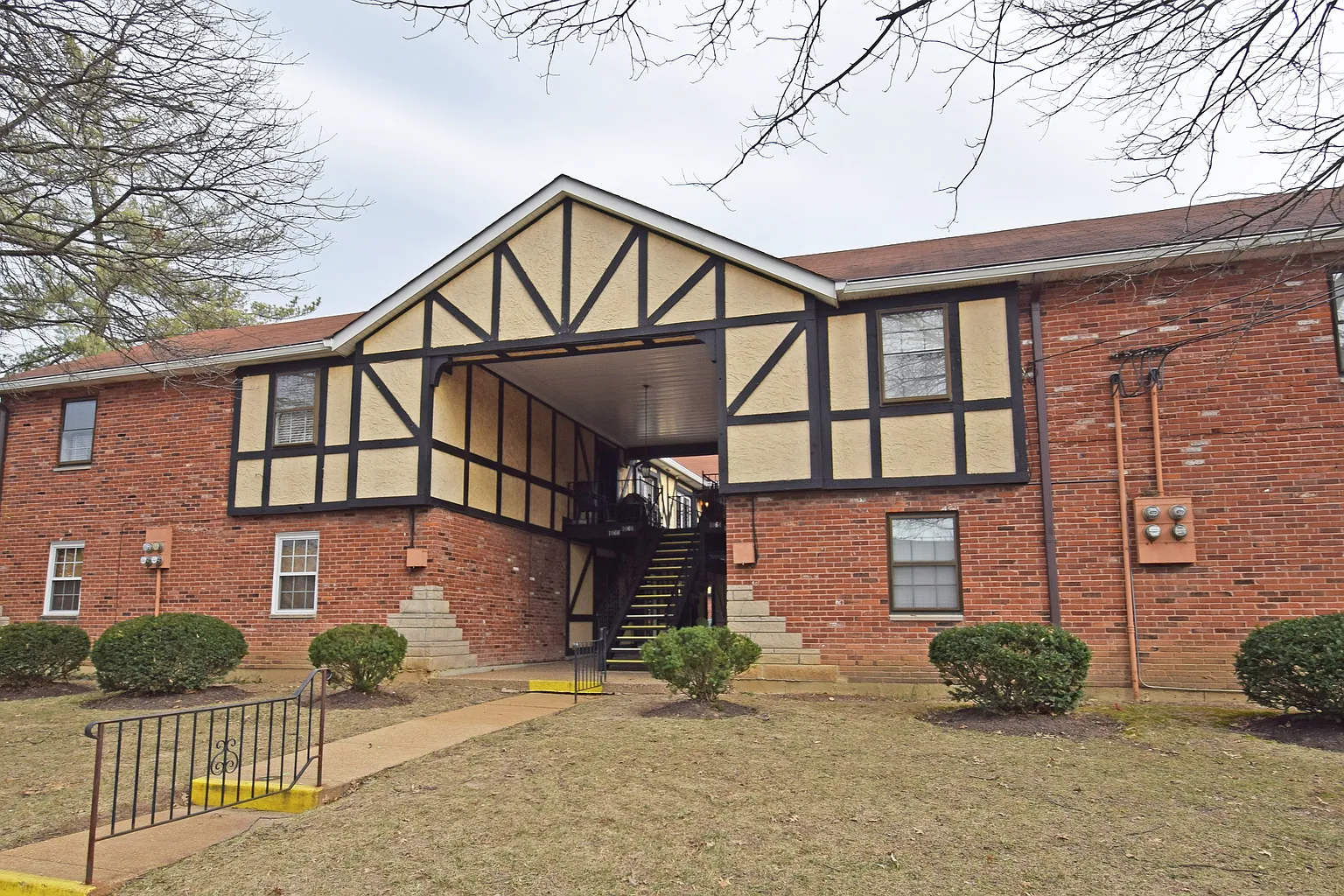 1068 Woodgate Dr photo 1