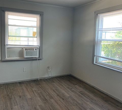 2nd image of 715 W Avenue E APT 13