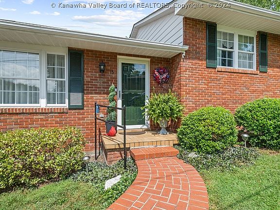 5th image of 15 Bethmont Dr
