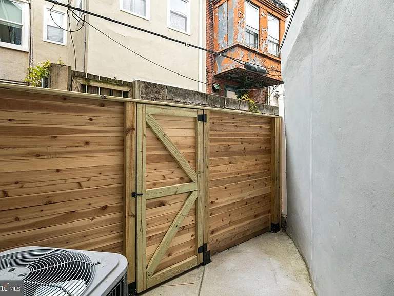 2409 Catharine St — Photo 36