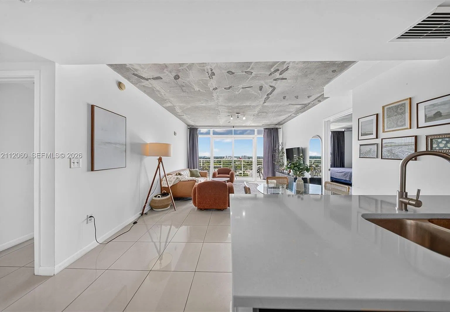 Midblock Miami Condo — Photo 4