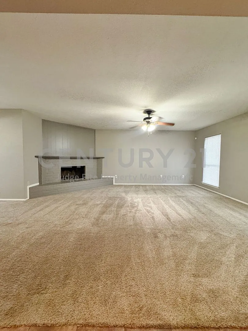 Beautiful 3/2/2 in Lancaster Ready for Move-In! — Photo 3