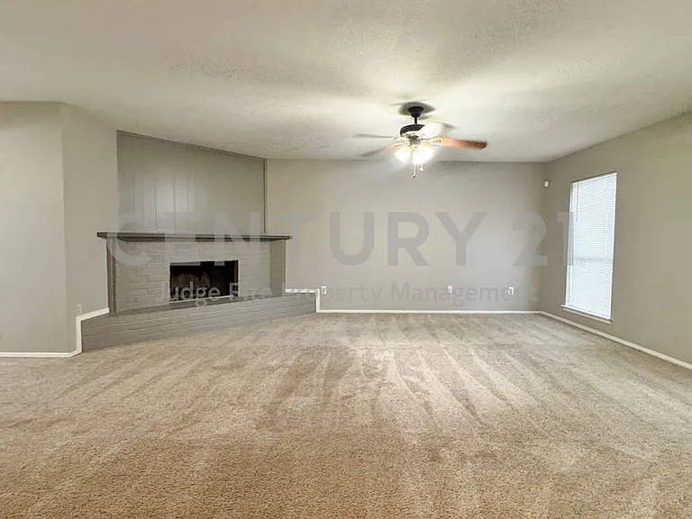 1146 Meadow Creek Dr — Photo 3