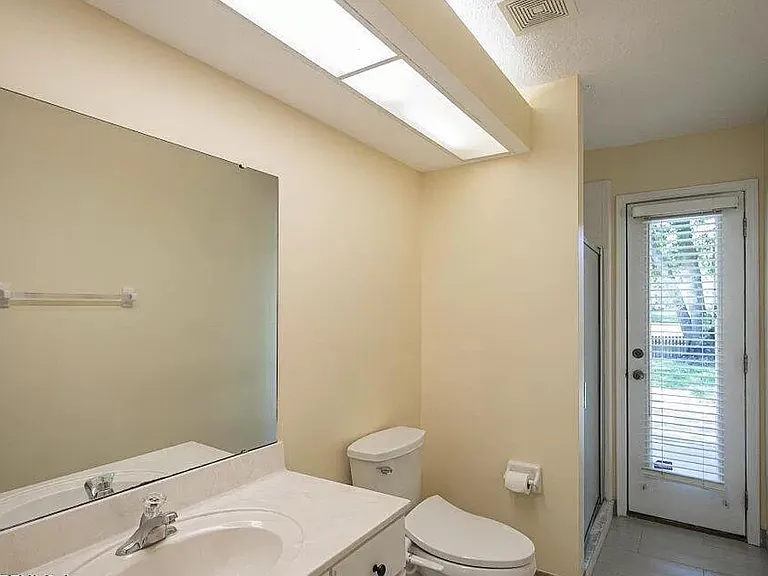 905 Quincy Ct — Photo 17