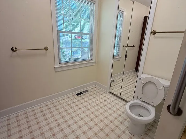 1304 Gracewood Dr — Photo 3