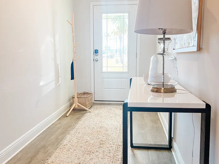 Warm welcoming entryway in foyer!