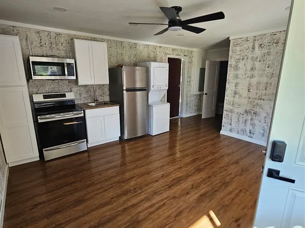 1305 Stowell St, Anahuac, TX 77514