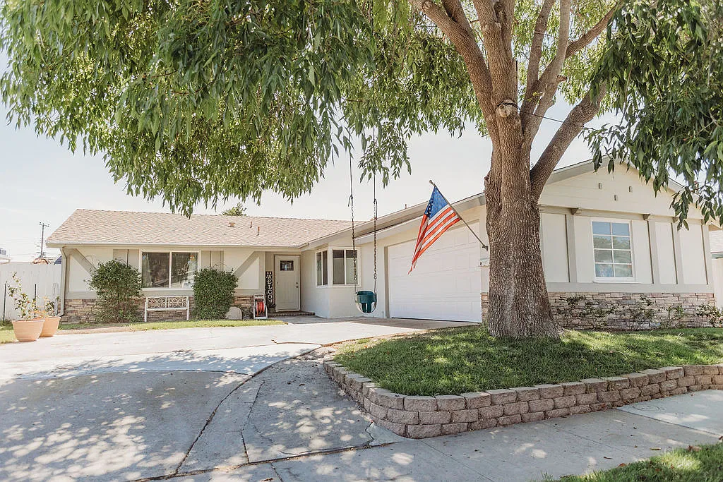 4 bed, 1727 sqft, $5,900 — Photo 1