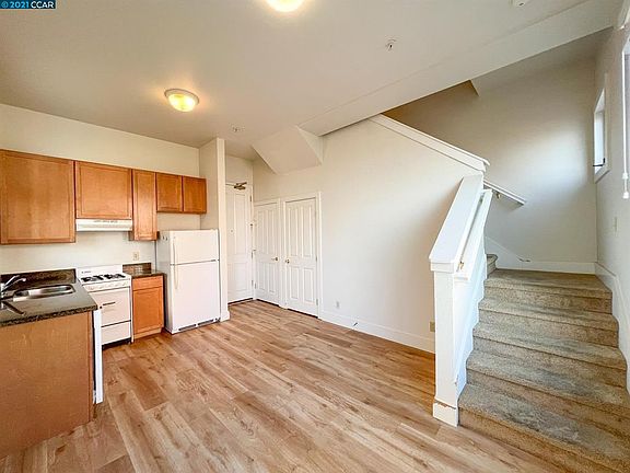 4th image of 2132 Railroad Ave #C