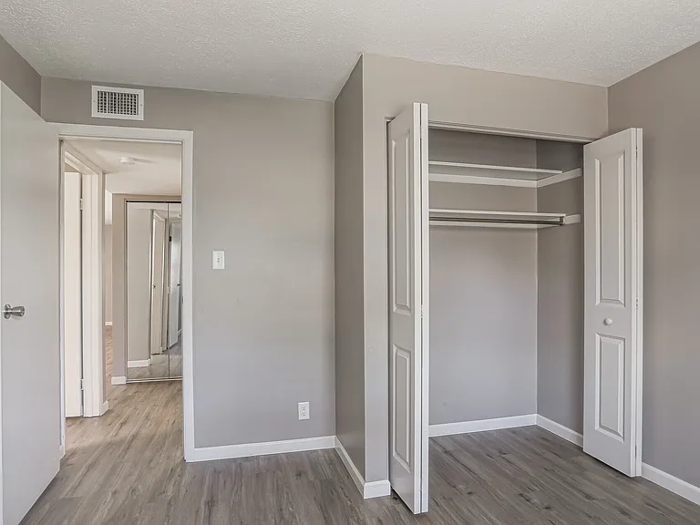 Rivershore Apartments — Photo 26