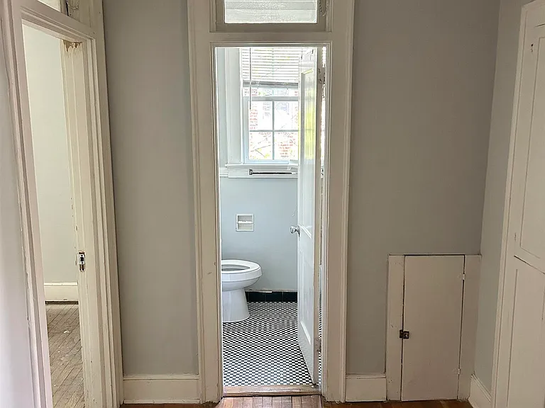 303 King St — Photo 25