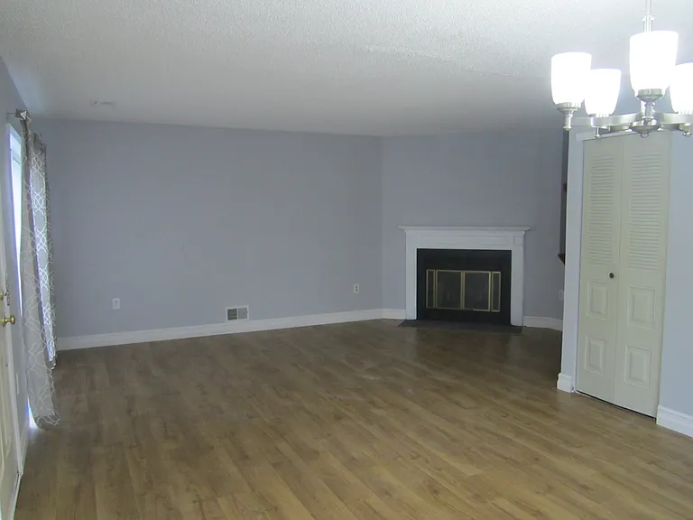 92 Versailles Ct — Photo 5