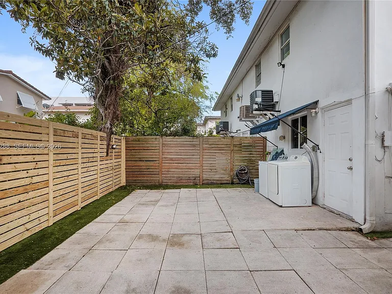 932 SW 6th St #5 — Photo 13