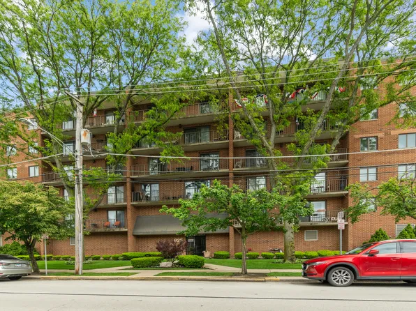 825 Center St APT 302, Des Plaines, IL 60016