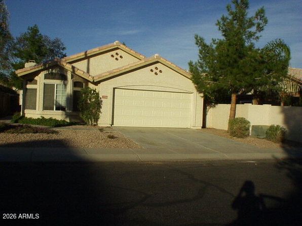 1074 N Saguaro St