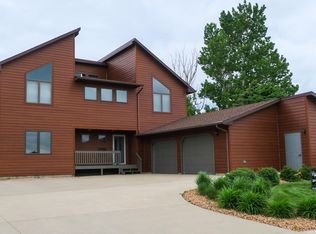 1901 Flag Mountain Dr, Pierre, SD 57501