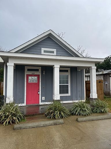 1st image of 109 E Texar Dr