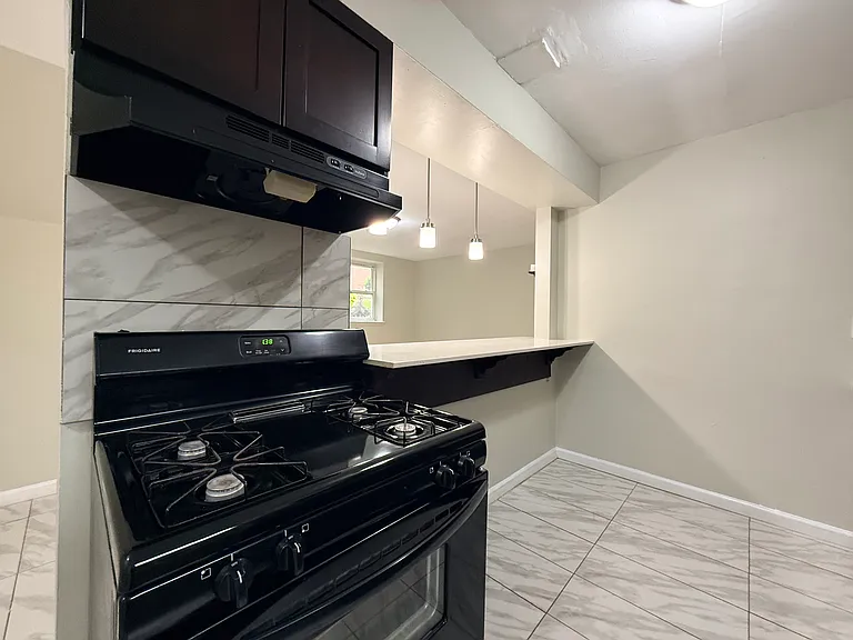 111-112 Lincoln Ave #6 — Photo 4